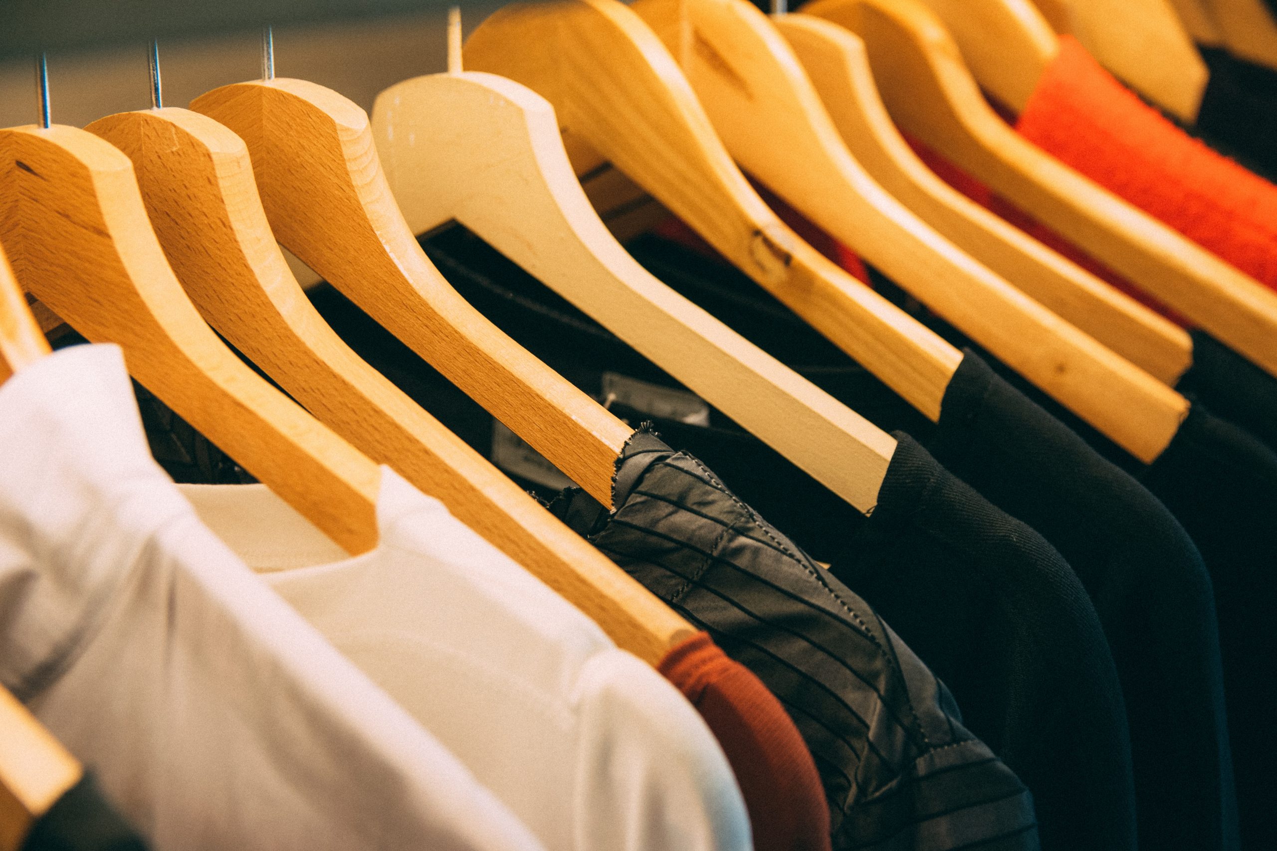 Como combinar cores de roupas? Otimize seu guarda roupa!