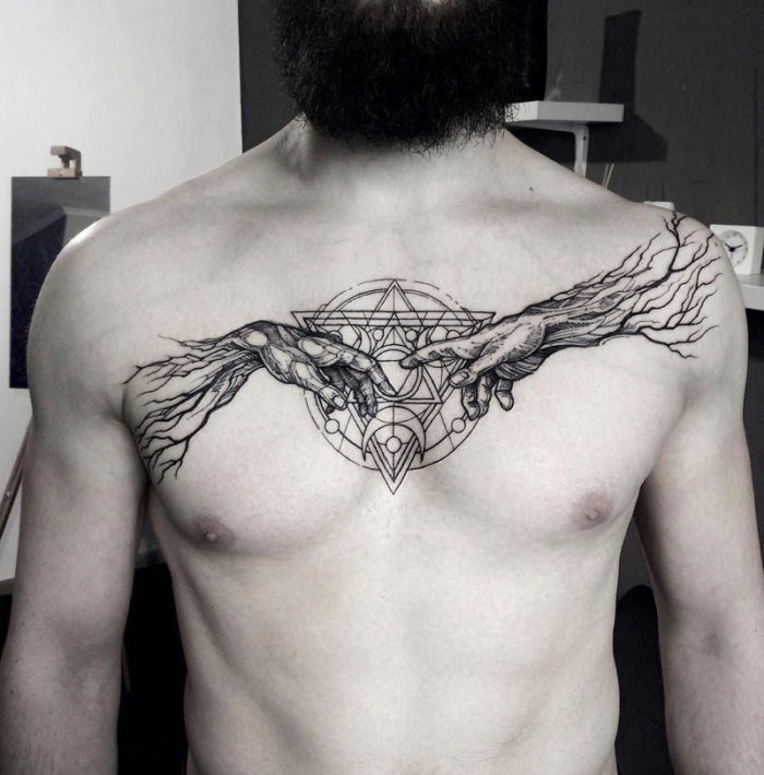 Tatuagem masculina no peito simples