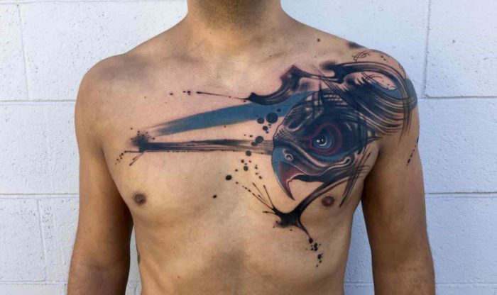 Tatuagem masculina no peito proporção
