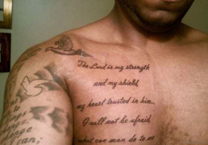 Tatuagem masculina no peito frases