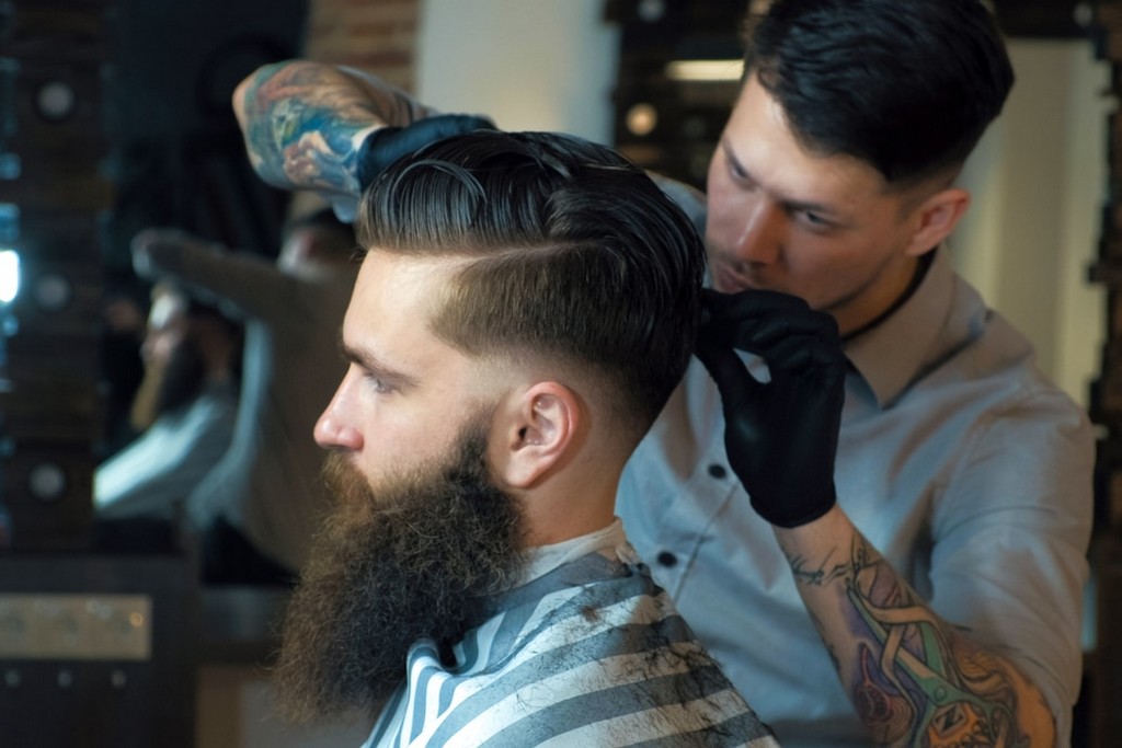 Corte de cabelo masculino com listras laterais: conheça essa tendência